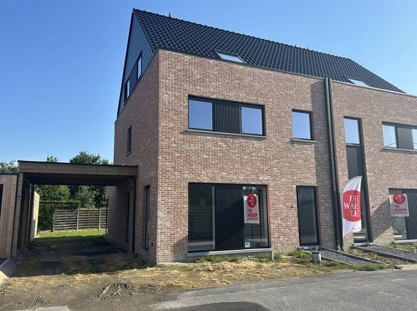 Ce nouveau projet de construction comprend 3 maisons spacieuses avec abri pour voitures et jardin, situées dans un quartier résidentiel calme.<br />
<
