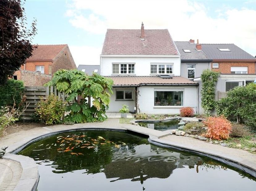 Ruimte, privacy en mogelijkheden in Zichem<br />
Deze woning koopt u niet zomaar voor haar gevel. U koopt ze voor wat erachter zit: uitzonderlijk veel