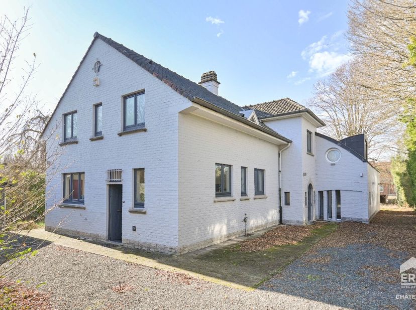 Ukkel  Villa met 5 slaapkamers en tuin te koop ERA CHATELAIN biedt deze prachtige villa aan, gelegen in een residentiële wijk tussen het station Moens