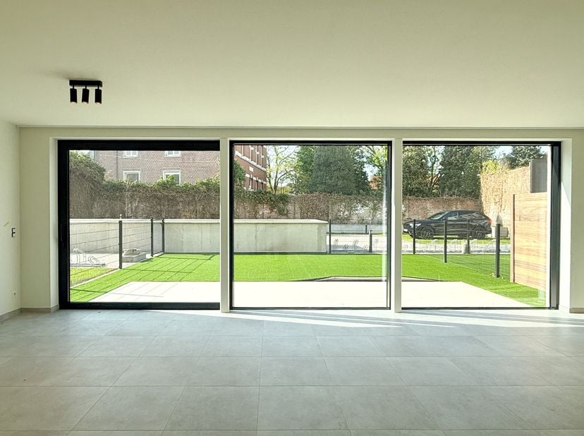 Ontdek dit moderne gelijkvloers appartement, waar comfort, licht en energiezuinig wonen perfect samenkomen.<br />
Indeling: inkom, berging, apart toil