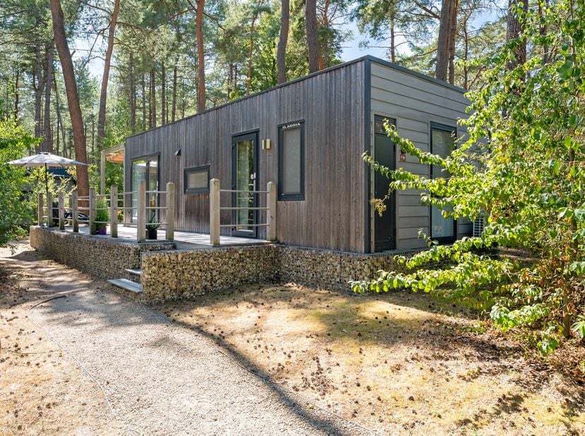 Droomt u van een eigen plekje midden in de natuur waar u op elk moment naartoe kunt?<br />
Dan is deze prachtige vakantiewoning op EuroParcs Hoge Kemp