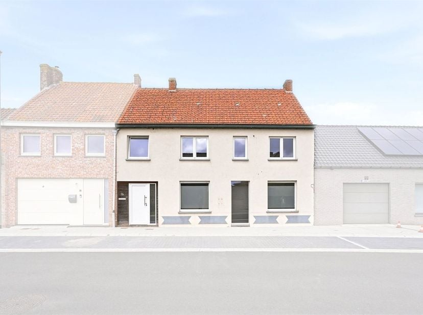 Op een vlotte locatie nabij het centrum van Koekelare bevindt zich deze verzorgde en gerenoveerde rijwoning. Dankzij de nabijheid van winkels, scholen