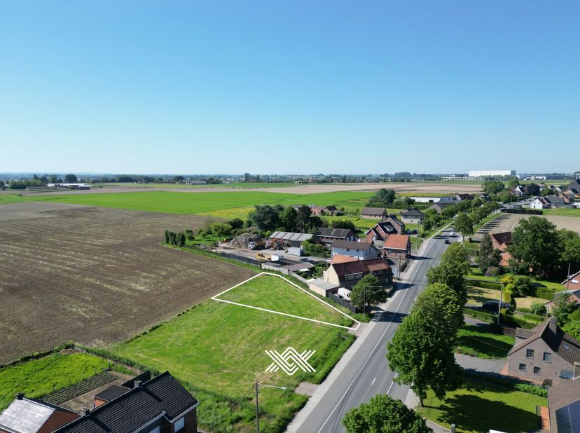 Deze ruime bouwgrond met een oppervlakte van 950 m² bevindt zich langs de Ruiseleedsesteenweg, op enkele minuutjes rijden van het centrum van Tielt. D