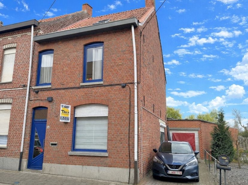 Deze halfopen woning verwelkomt u via een inkomhal en biedt een ruime, lichtrijke living met aansluitend een keuken. Verder beschikt de woning over ee