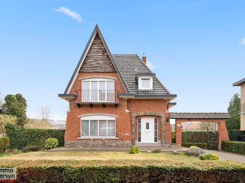In de Kapitein Modest Cuypersstraat te Zichem bevindt zich deze karaktervolle, vrijstaande woning met oprit, garage en aangename tuin op een perceel v