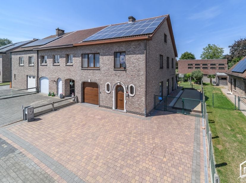 KIJKDAG ZATERDAG 18 JULI VAN 14U30 - 16U30 NA AFSPRAAK !&amp;nbsp; &amp;nbsp;Deze instapklare, mooie halfopen bebouwing is gelegen in een rustige straat te Ha