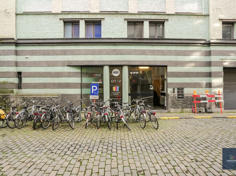 huurprijs 825 euro/maand + 50 euro gemeenschappelijke kosten /maand gemene delen .<br />
elektriciteit, verwarming, water, internet  exclusief ( apart