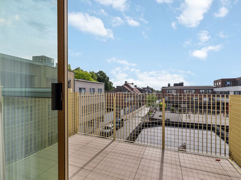 Ruim appartement van ca. 135 m² op de 2de verdieping centraal gelegen vlakbij de Grote Markt te Turnhout met ruime woonkamer, gesloten keuken, berging