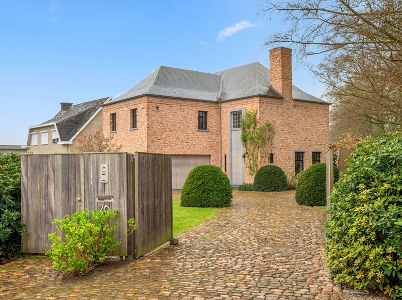 Stijlvolle villa op toplocatie in Heist-op-den-Berg<br />
Deze charmante en ruime villa combineert comfort, elegantie en een uitstekende ligging vlakb