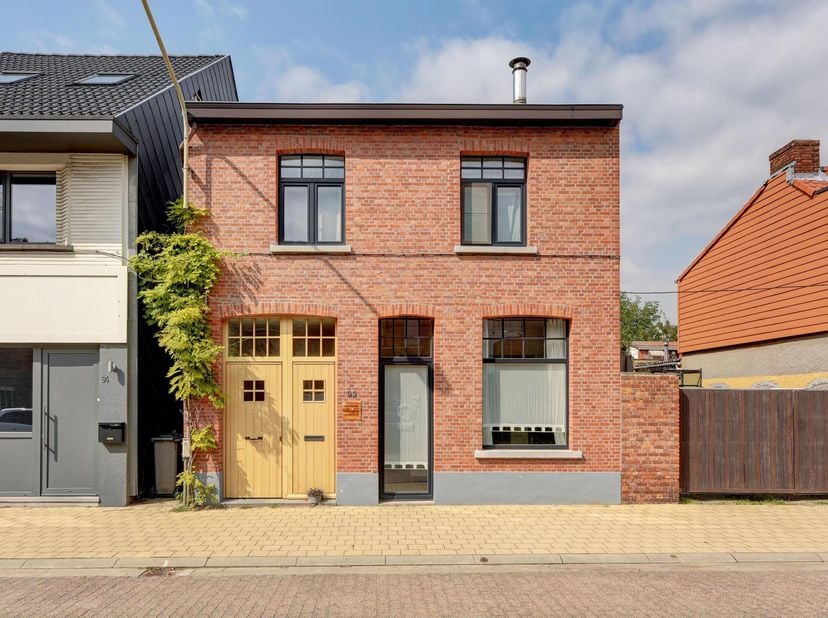 <br />
Volledig gerenoveerde, authentieke en energiezuinige dorpswoning met het centrum aan de voet! <br />
De woning omvat in totaliteit 2 bouwlagen: