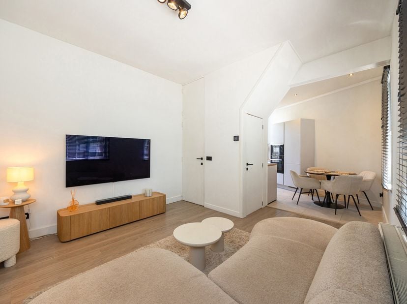 Deze volledig gerenoveerde woning in Hamme combineert hedendaags wooncomfort met een warme, huiselijke sfeer. Dankzij de centrale ligging bevinden win