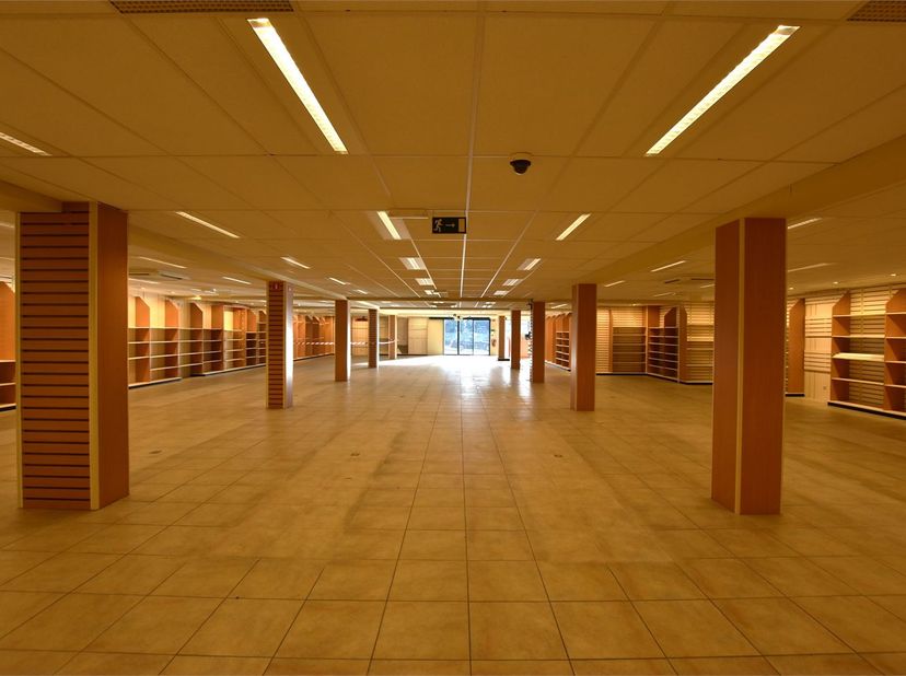Uniek opportuniteit!! Polyvalente handelsruimte van maar liefst 580 m² op uitstekende locatie te centrum Putte.<br />
<br />
Dit uitzonderlijk vastgoe