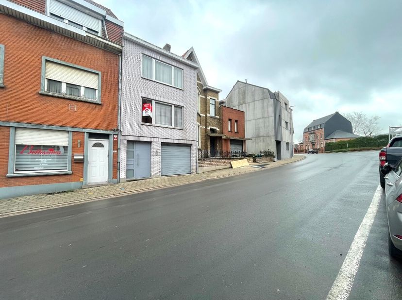 Lauwe - Leuke bel-etage woning met veel potentieel te koop.Indeling:Berging, garage, tuin1ste verdieping: badkamer, leefruimte, keuken, veranda2de ver