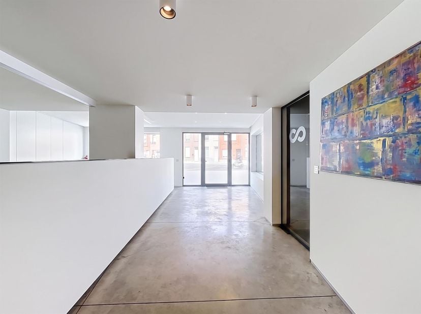 Multifunctioneel handelspand/magazijn met kantoren en mogelijkheid tot loft of woonst. <br />
Op een commerciële toplocatie bevindt zich dit veelzijd