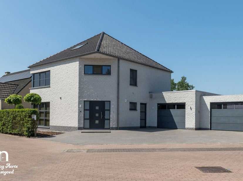 Deze verrassend ruime en lichtrijke open bebouwing ligt in een aangename wijk met uitsluitend plaatselijk verkeer en biedt een ideale combinatie van r