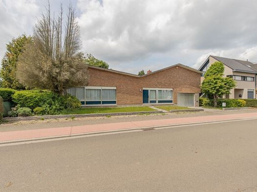 RUIME, SOLIDE OPEN BEBOUWING MET 3 SLAAPKAMERS, TUIN, GARAGE EN BERGPLAATS OP 5A50CA.<br />
 Deze prima onderhouden woning is gelegen langsheen de Sch