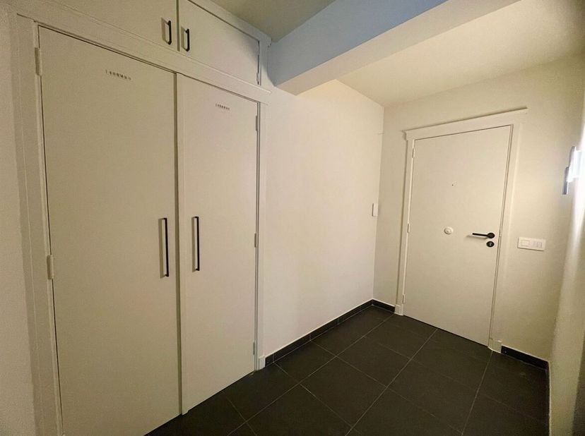 Gerenoveerde studio op toplocatie in Berchem te huur!<br />
Ligging: De studio heeft een centrale ligging in hartje Berchem, waardoor alle benodigde f