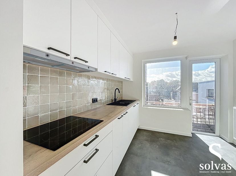 Dit volledig gerenoveerde appartement van 90 m² biedt modern wooncomfort met een frisse, eigentijdse uitstraling. Gelegen op wandelafstand van Gent Da