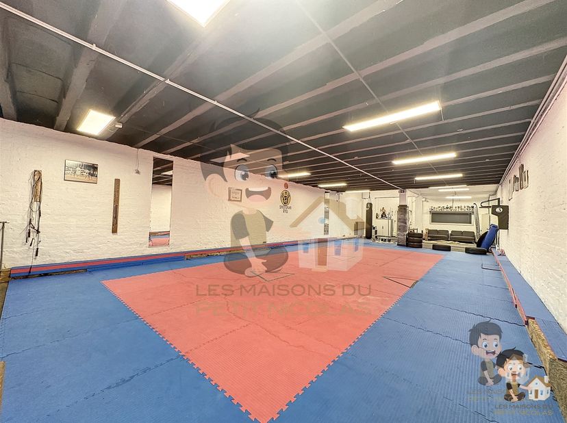 Les Maisons du Petit Nicolas vous présente ce commerce situé à Molenbeek !<br />
<br />
• Rez-de-chaussée :<br />
Hall d'entrée (15m²), 2 Bureaux (