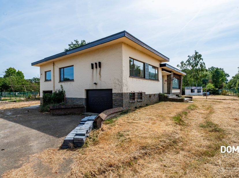 Heeft u interesse? Bekijk deze woning op onze website http://www.domovastgoed.be of contacteer ons op het nummer 011/96.49.96<br />
<br />
Bent u op z