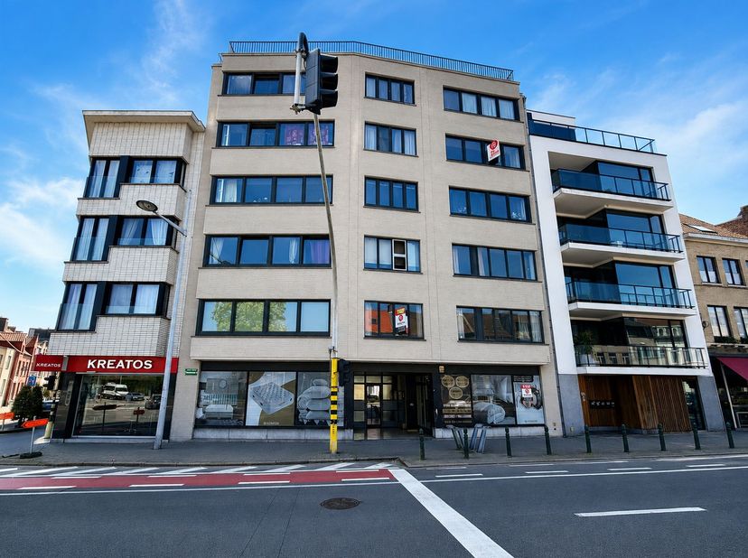 Bent u op zoek naar een strategisch gelegen handelspand met een uitstekende zichtbaarheid? Dit ruime commerciële pand van 139 m² bevindt zich op een t