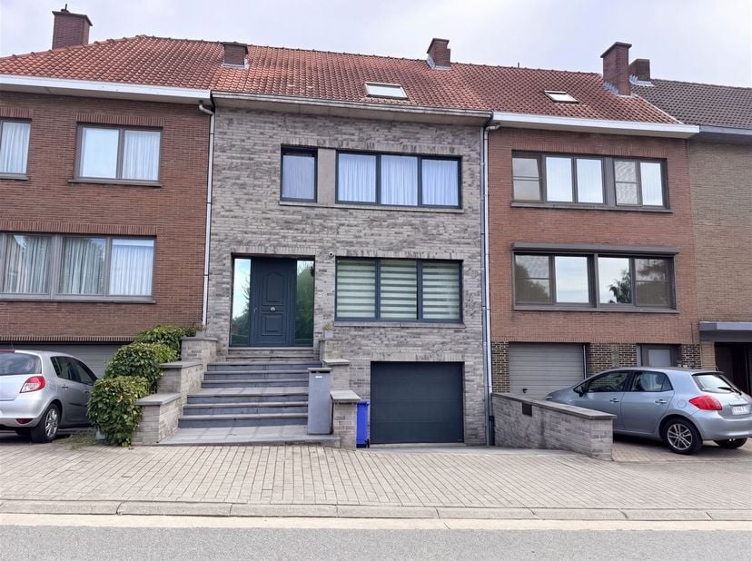 TOPLIGGING! KINDVRIENDELIJKE BUURT! EPC: C!<br />
 Instapklare en gezellige woning met zonnig terras en aangename tuin, gelegen op een perceel van 2