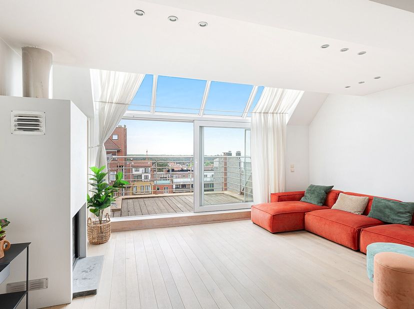 Dit verzorgd duplex appartement met 113 m² vloeroppervlakte biedt uitzonderlijk veel ruimte en veel lichtinval. De aangename zonneterrassen aan beide