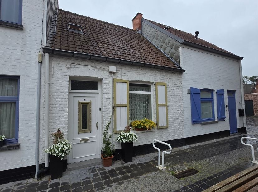 Deze arbeiderswoning is gelegen in het centrum van Koekelare, in een klein straatje tussen de Dorpsstraat en de Brouwerijstraat.<br />
<br />
Behouden