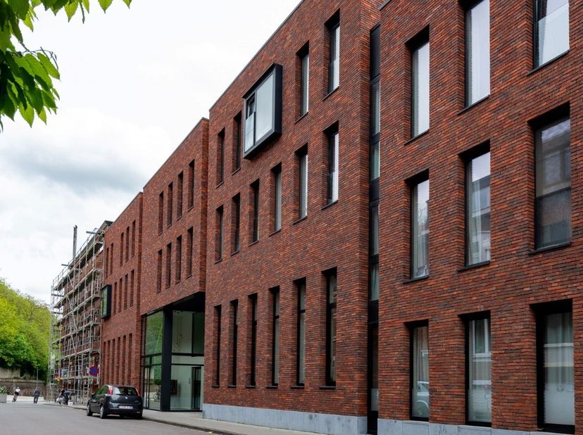Zoekt u een veilige, comfortabele en waardevaste uitvalsbasis voor uw studerende zoon of dochter in Leuven? Deze ruime studentenkamer in residentie ‘A
