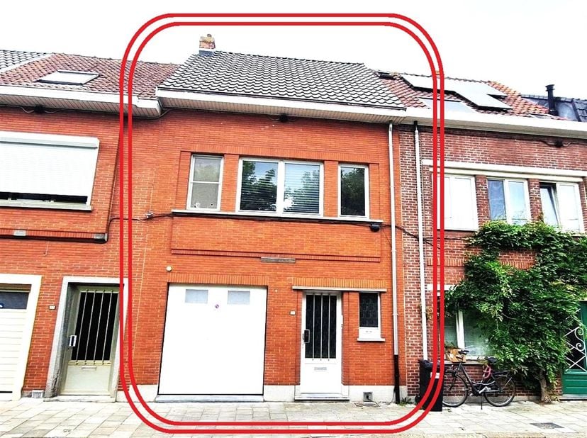 INSTAPKLARE RIJWONING MET AANGENAME TUIN AAN DE STADSRAND VAN GENT. Deze gerenoveerde woning wacht op u , en uw dromen... <br />
Werd in 2014 grondig