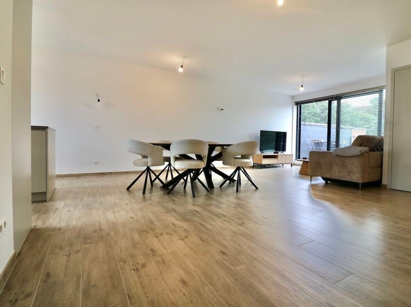 Het appartement is gelegen in het poortgebouw van residentie Dans met een mooi uitzicht op het achterliggende gebouw en de groene omgeving.<br />
<br
