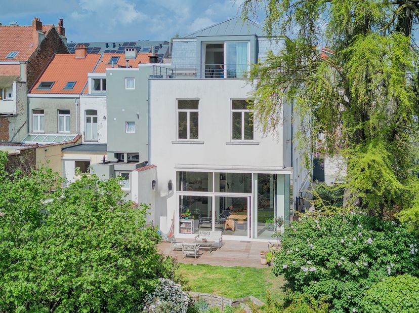 Située à proximité du Val Duchesse, cette élégante villa 3 façades construite au début du XXᵉ siècle séduit par son charme intemporel et la qualité de