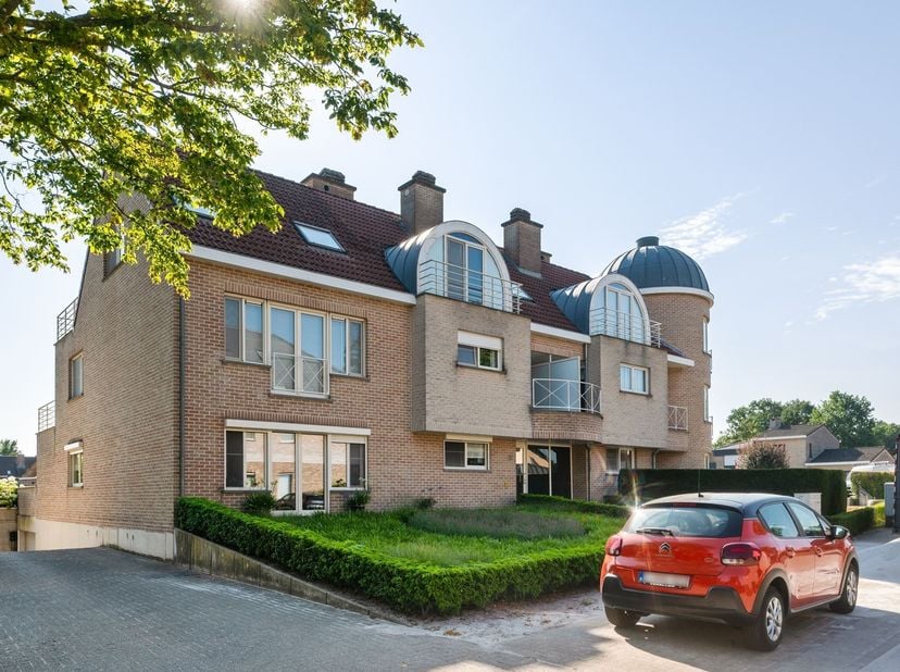 2 slpk appartement met terras in centrum Kasterlee<br />
<br />
Deze residentie dateert van 2003 en bevindt zich in een goede staat van onderhoud.<b