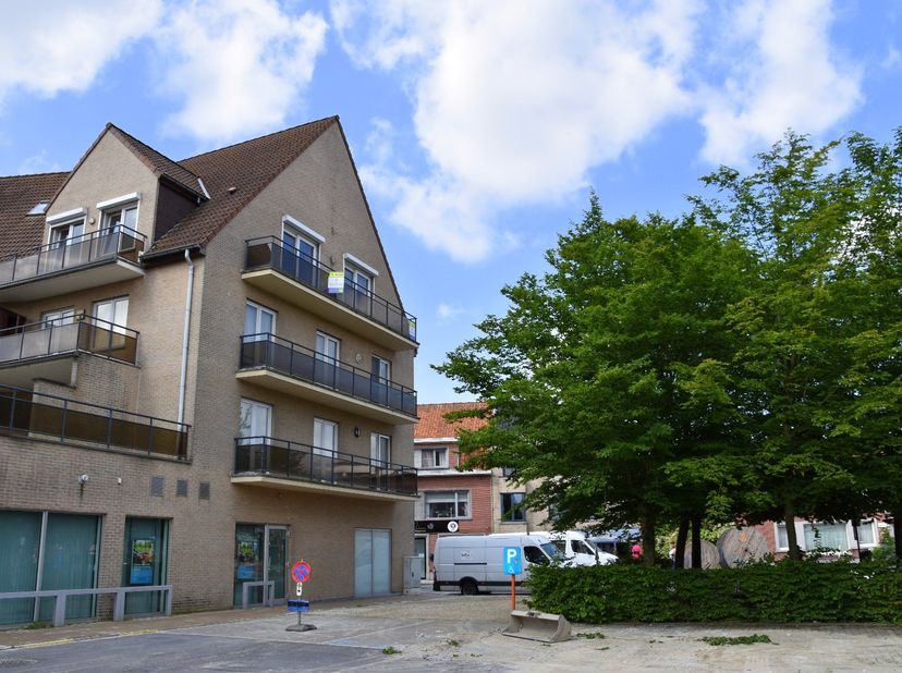 Ruim appartement gelegen op de 3de en 4de verdieping van Residentie Caroline.<br />
't Hartje van Gullegem met als pluspunt alle facileiten (supermark