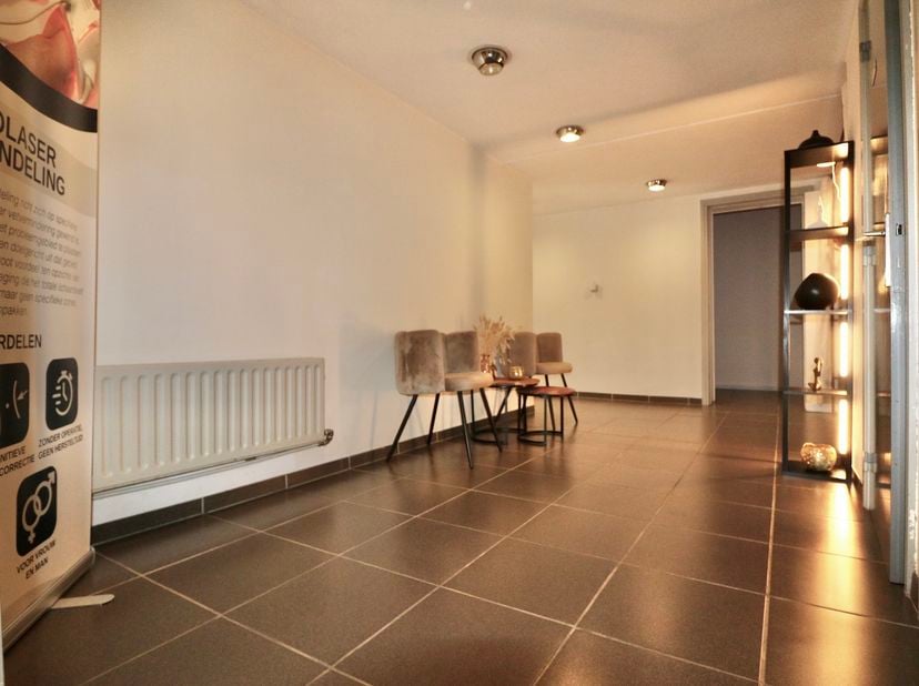 Bent u op zoek naar een professionele locatie voor uw praktijk of kantoor?<br />
<br />
Dit instapklare handelspand biedt tal van mogelijkheden en is