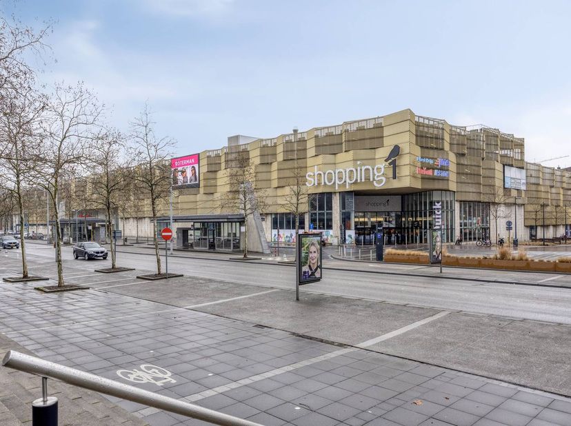 Cet espace commercial d'environ 230 m² est situé dans le célèbre centre commercial Shopping 1 Genk, actuellement ouvert sous le nom de WE Fashion. Grâ