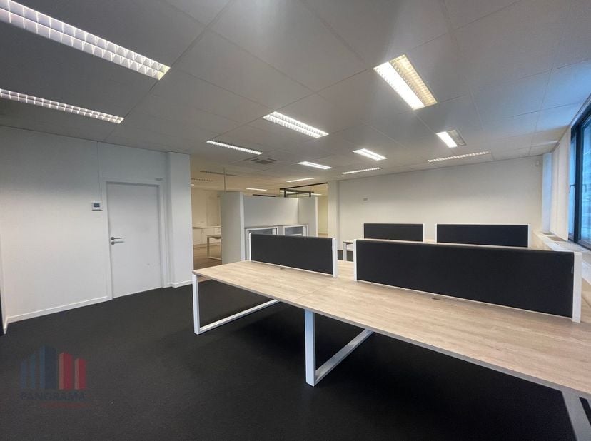 Découvrez cet attrayant espace de bureaux de 210 m², incluant 45 m² d’espace de stockage pratique avec porte sectionnelle. Idéalement situé à proximit