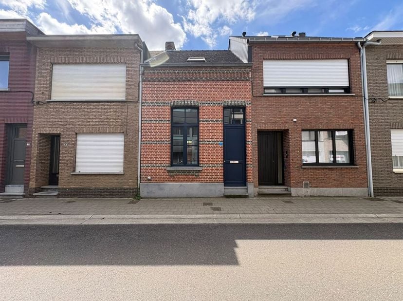 Maison de ville prête à emménager, avec 2 chambres, un garage et une petite cour, située dans le centre de Herentals<br />
Situation : Emplacement trè
