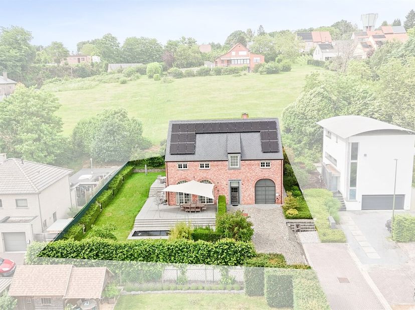 Ruime villa met 4 slaapkamers in Linden.<br />
Op een gunstige locatie op het einde van een rustige doodlopende straat vindt u deze uitstekend onderho