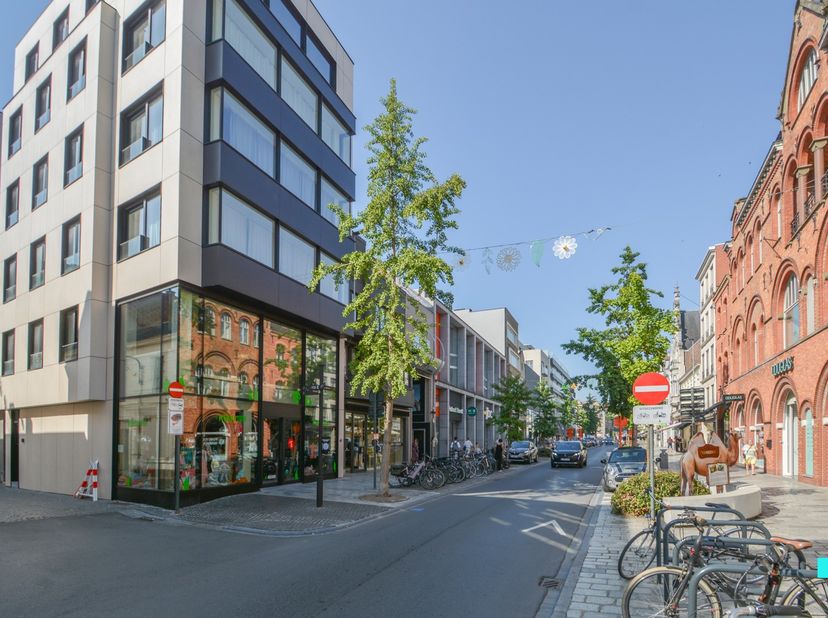 Big city life. Dit hippe stadsappartement met 2 slaapkamers is gelegen op de tweede verdieping van een zeer kleinschalige en rustige residentie, volle