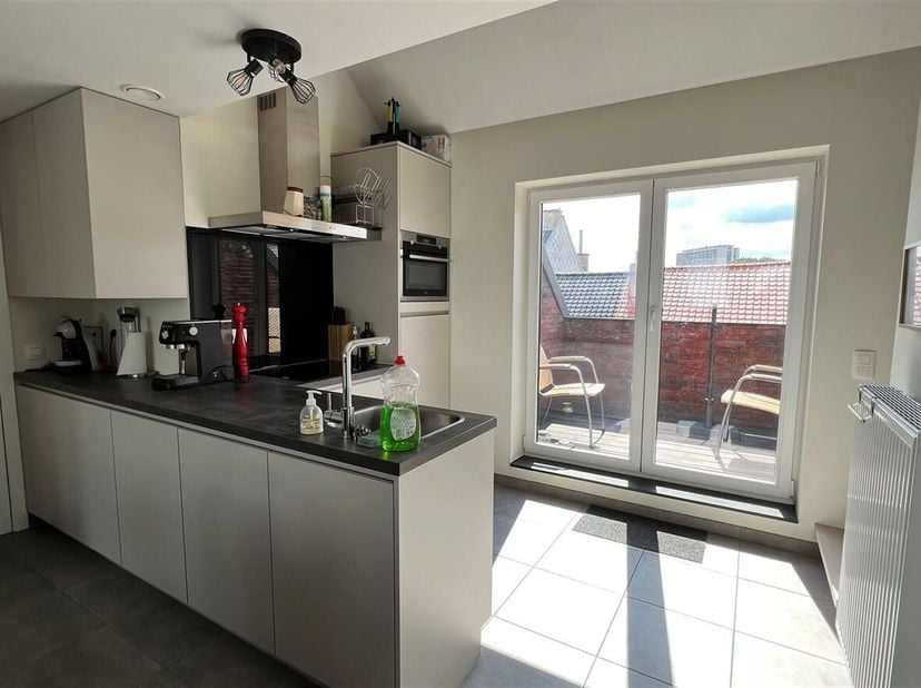 PRACHTIG 1 SLAAPKAMER APPARTEMENT MET TERRAS EN GARAGE<br />
Indeling: Open keuken, leefruimte, badkamer, wasplaats, berging, 1slaapkamers (12m²)  dre