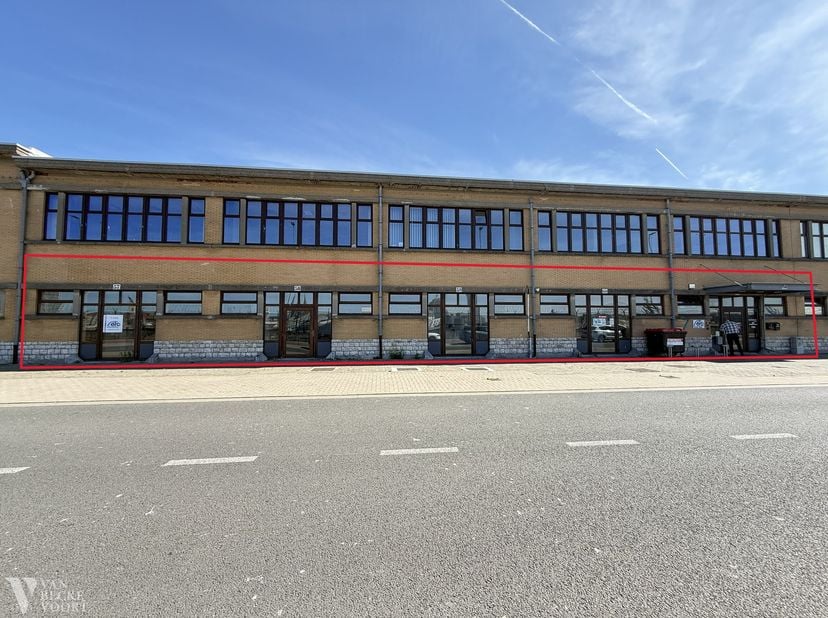 Vergader- en refterruimte (380m²), bevindt zich op een unieke locatie aan het water en ademt een authentieke maritieme sfeer uit.<br />
De omgeving wo