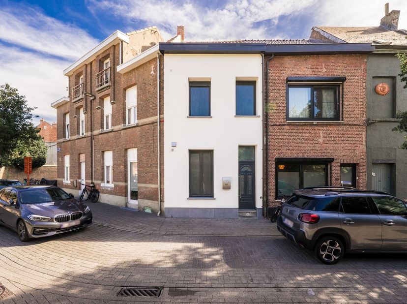Deze woning op slechts vijf minuten van het centrum van Mechelen biedt heel wat mogelijkheden om na verdere renovatie uit te groeien tot een aangename