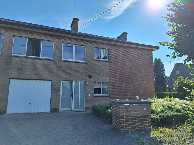 Praktisch instapklaar appartement te Zolder centrum.<br />
<br />
Dit appartement op de eerste verdieping heeft twee ruime slaapkamers, een ingerichte