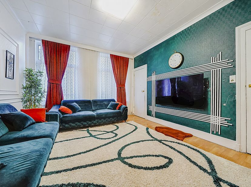 Easyhome biedt u dit prachtige erkende opbrengstgebouw met 4 eenheden aan, ideaal gelegen op de Chaussée de Merchtem 104, op een strategische as met u