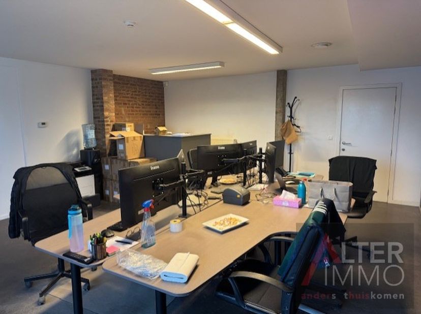 Gerenoveerd kantoor ca. 60m² in bedrijfspand op top locatie!<br />
<br />
Deze gelijkvloerse kantoorruimte bevindt zich in een ruim kantoorgebouw gele