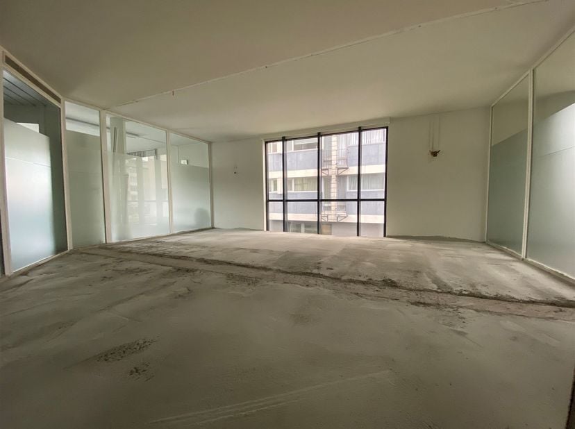 BUREAU SPACIEUX À RÉNOVER SUR UN SITE COMMERCIAL À DEURNE !<br />
<br />
<br />
Situation : Parfaitement situé sur la Bisschoppenhoflaan avec beauc