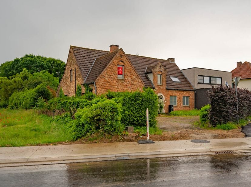 RUIME VILLA -<br />
Goed gelegen villa op een ruim perceel van 35a 92ca. <br />
De bestaande woning is degelijk afgewerkt en biedt een ruime tuin. <br