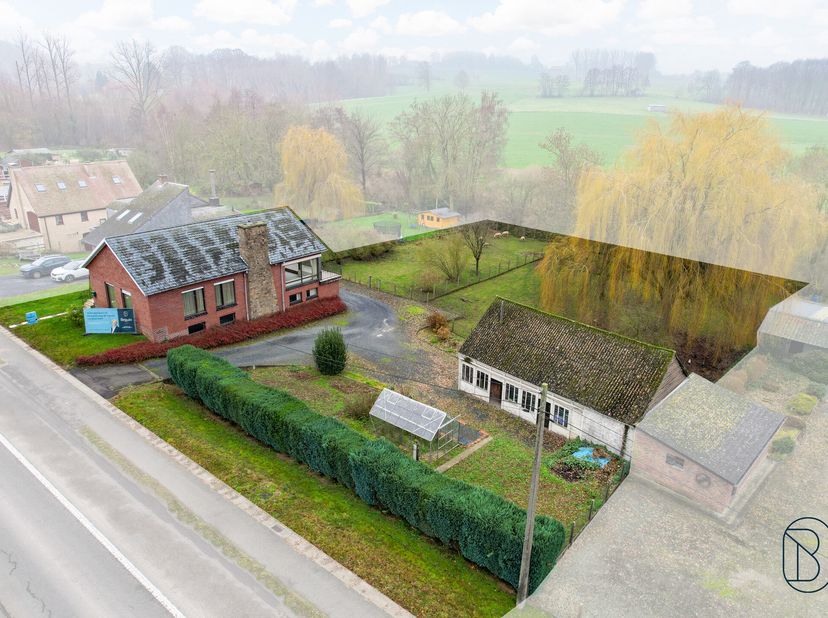 Degelijke onderkelderde villa met extra bijgebouw/bouwgrond op een perceel van maar liefst 3.090 m², genietend van een prachtig open zicht op groen! D