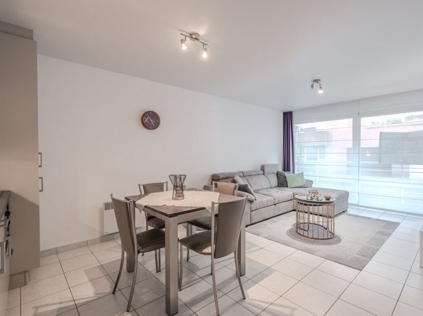Dit moderne  trendy gelijkvloers appartement zit vol ongeduld op jouw te wachten. Dit appartement gelegen in de Residentie 'Seagarden Village'  biedt